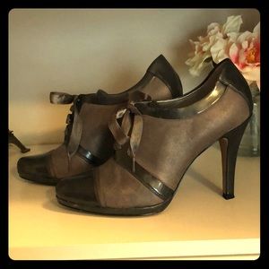Gray Tahari heels!!! 7.5m